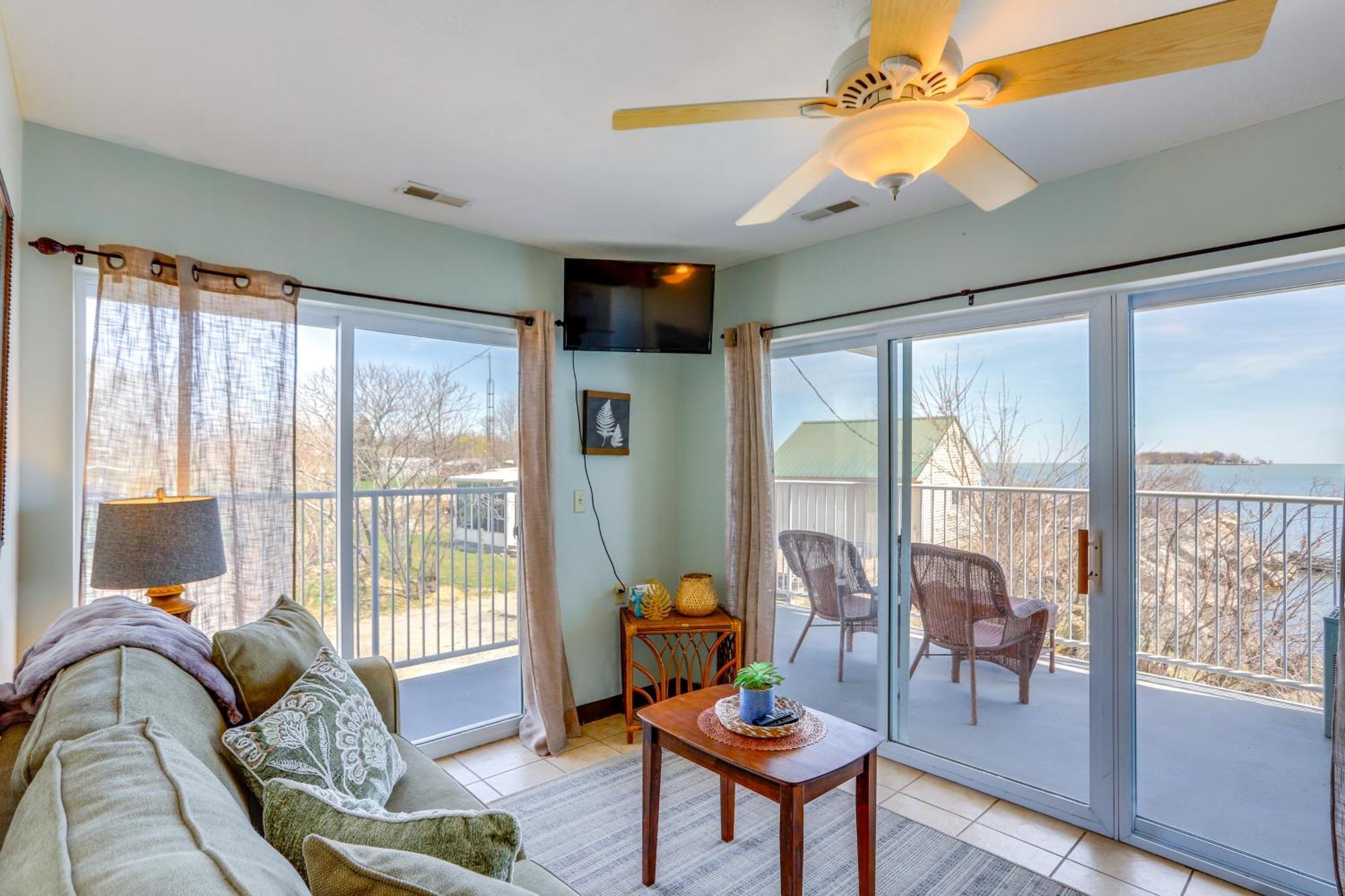 Waterfront Bass Island Retreat With Balcony And Tv Apartment Put-in-Bay Luaran gambar